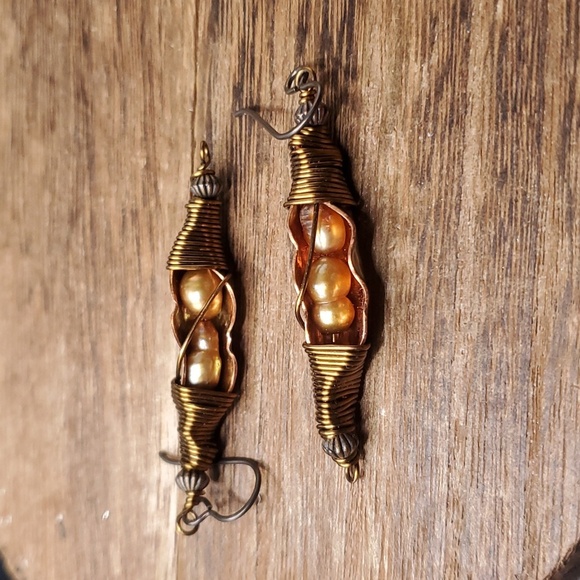 E608 wire copper wrapped pea‎ pod pearl earrings - Picture 1 of 2